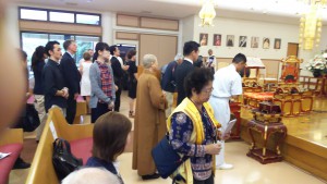 多くの日本在住日本人の参拝